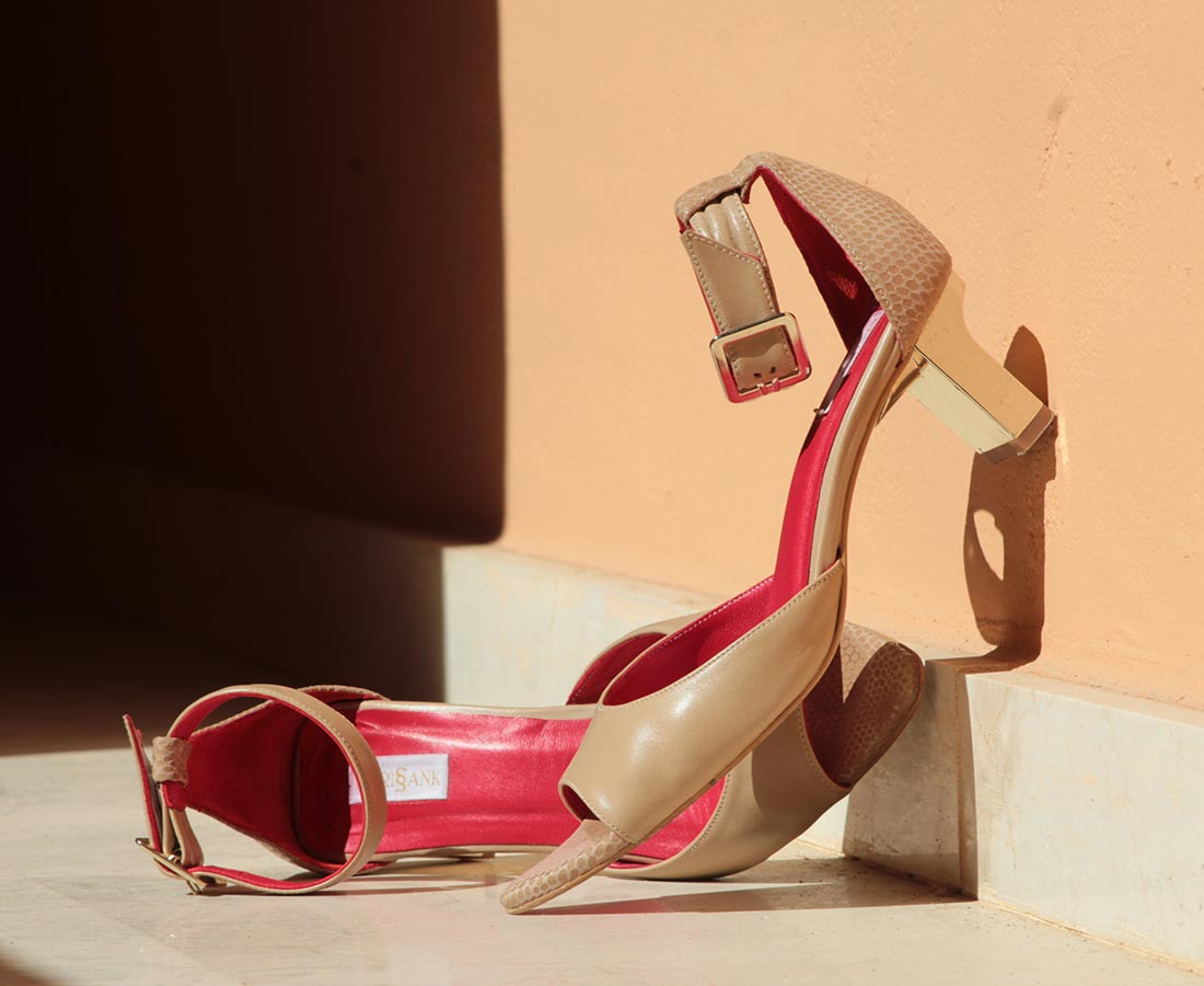Zapato Coquette Maja vista perfil y tacón dorado